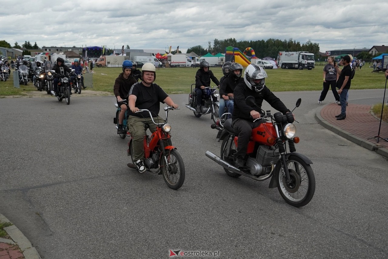 Oldtimer 2025: Parada zabytkowych pojazdów ulicami Rzekunia [29.06.2025] - zdjęcie #125 - eOstroleka.pl