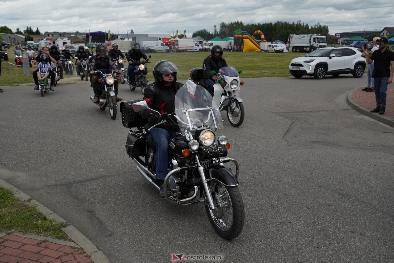 Oldtimer 2025: Parada zabytkowych pojazdów ulicami Rzekunia [29.06.2025] - zdjęcie #115 - eOstroleka.pl