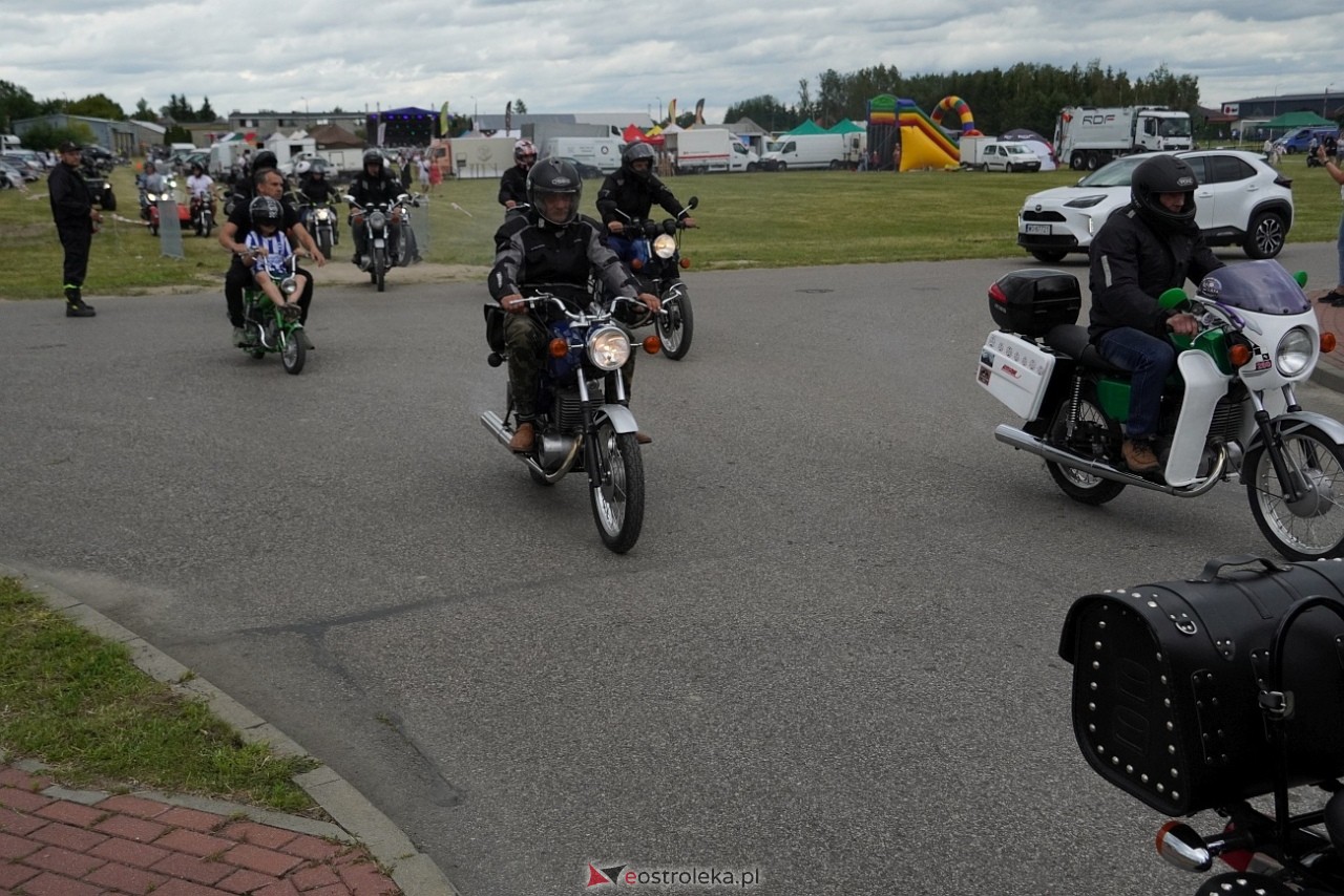 Oldtimer 2025: Parada zabytkowych pojazdów ulicami Rzekunia [29.06.2025] - zdjęcie #114 - eOstroleka.pl