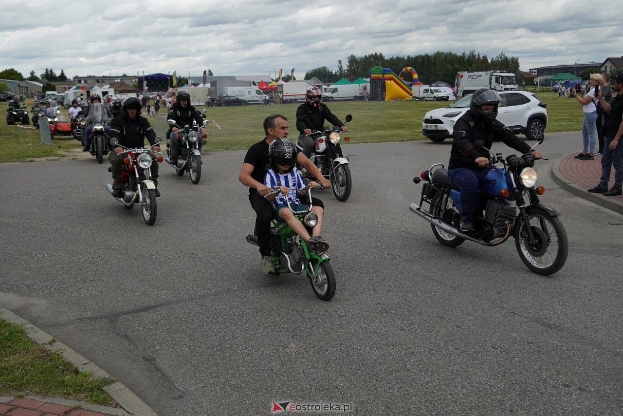 Oldtimer 2025: Parada zabytkowych pojazdów ulicami Rzekunia [29.06.2025] - zdjęcie #113 - eOstroleka.pl