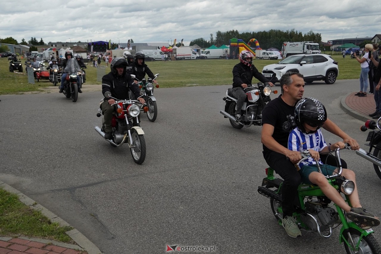 Oldtimer 2025: Parada zabytkowych pojazdów ulicami Rzekunia [29.06.2025] - zdjęcie #112 - eOstroleka.pl