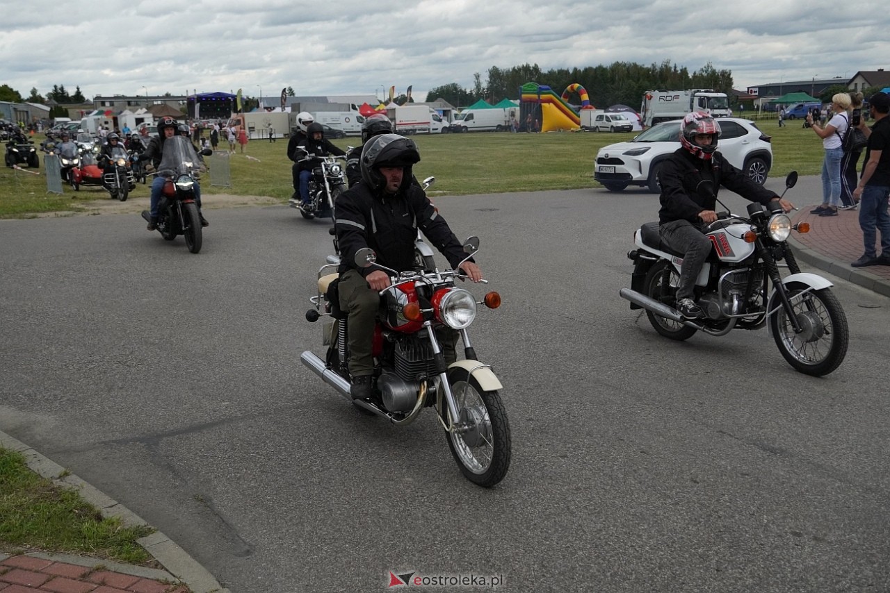 Oldtimer 2025: Parada zabytkowych pojazdów ulicami Rzekunia [29.06.2025] - zdjęcie #111 - eOstroleka.pl