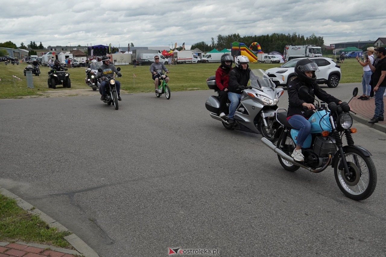 Oldtimer 2025: Parada zabytkowych pojazdów ulicami Rzekunia [29.06.2025] - zdjęcie #105 - eOstroleka.pl