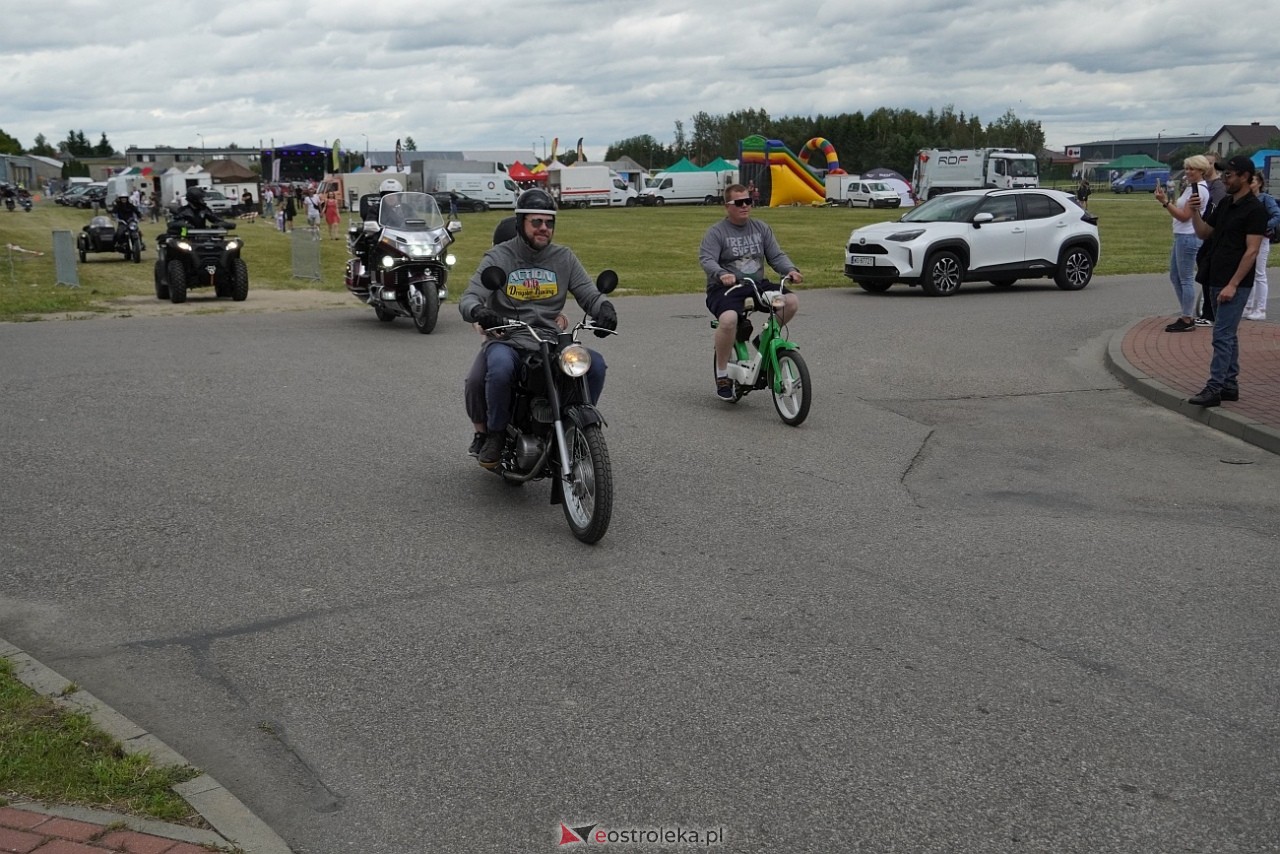 Oldtimer 2025: Parada zabytkowych pojazdów ulicami Rzekunia [29.06.2025] - zdjęcie #104 - eOstroleka.pl