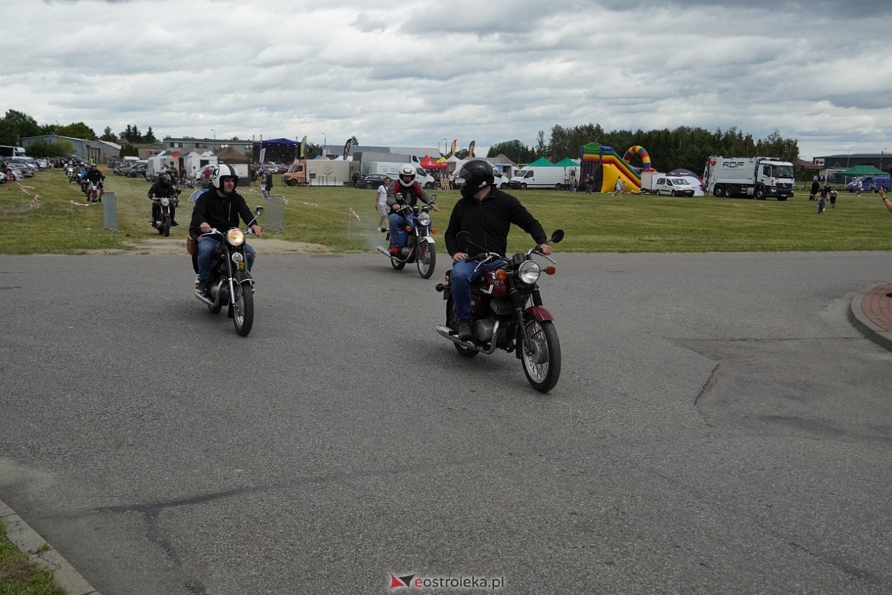 Oldtimer 2025: Parada zabytkowych pojazdów ulicami Rzekunia [29.06.2025] - zdjęcie #99 - eOstroleka.pl