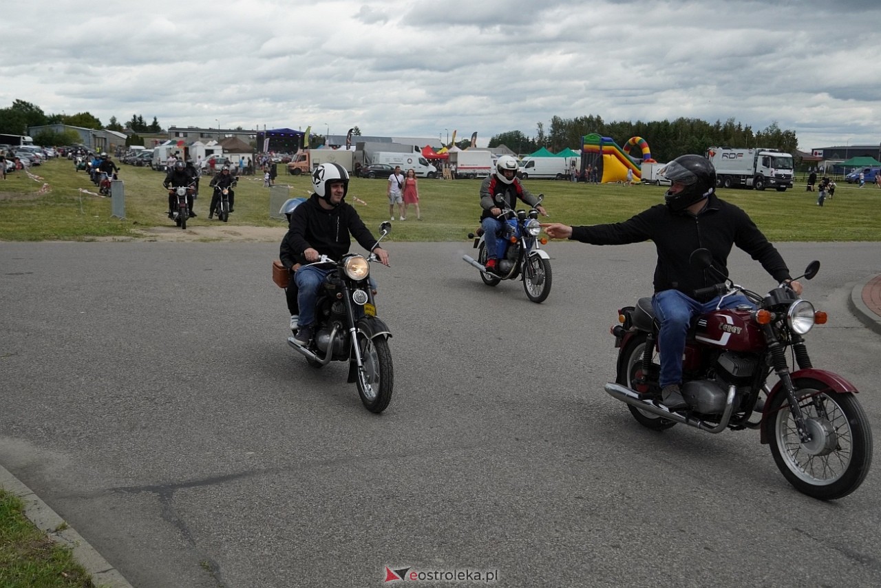 Oldtimer 2025: Parada zabytkowych pojazdów ulicami Rzekunia [29.06.2025] - zdjęcie #98 - eOstroleka.pl