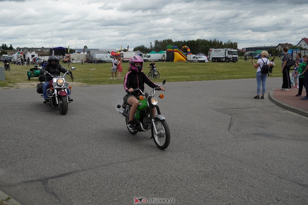 Oldtimer 2025: Parada zabytkowych pojazdów ulicami Rzekunia [29.06.2025] - zdjęcie #90 - eOstroleka.pl