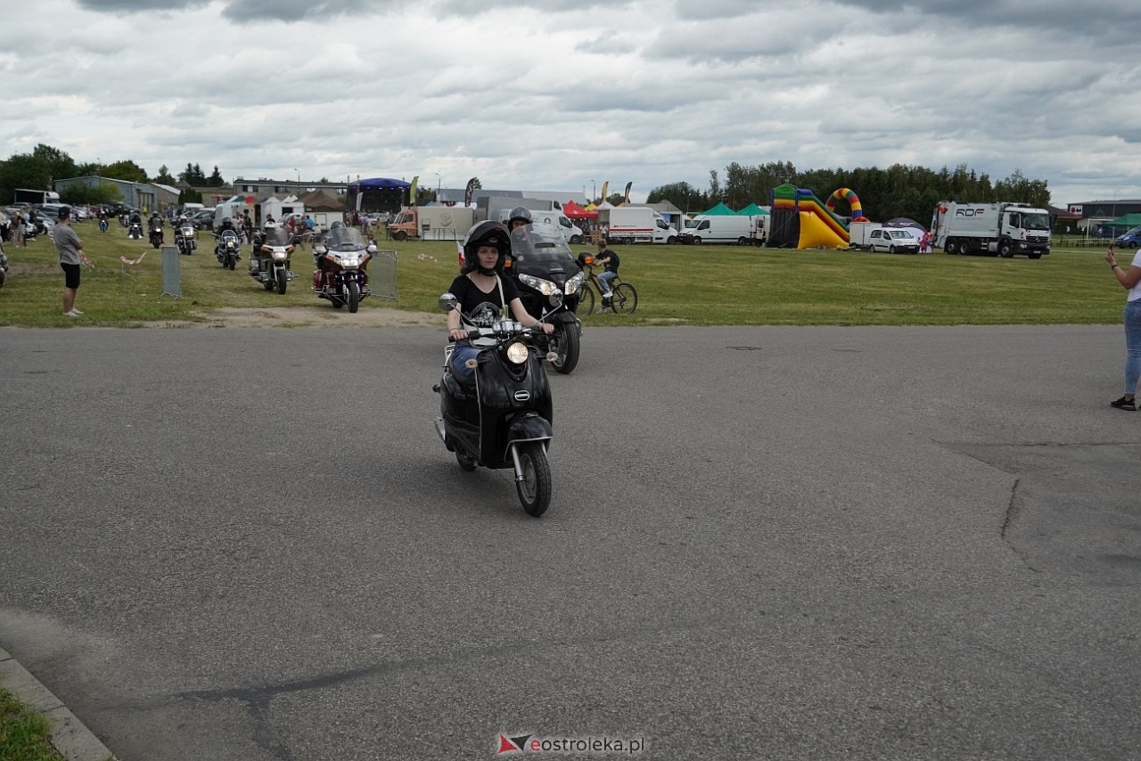 Oldtimer 2025: Parada zabytkowych pojazdów ulicami Rzekunia [29.06.2025] - zdjęcie #87 - eOstroleka.pl