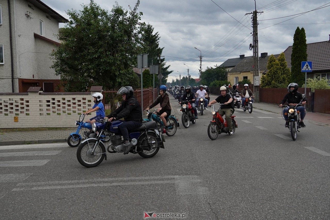 Oldtimer 2025: Parada zabytkowych pojazdów ulicami Rzekunia [29.06.2025] - zdjęcie #52 - eOstroleka.pl