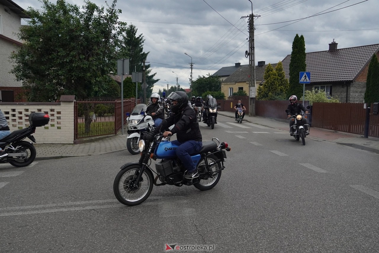 Oldtimer 2025: Parada zabytkowych pojazdów ulicami Rzekunia [29.06.2025] - zdjęcie #40 - eOstroleka.pl