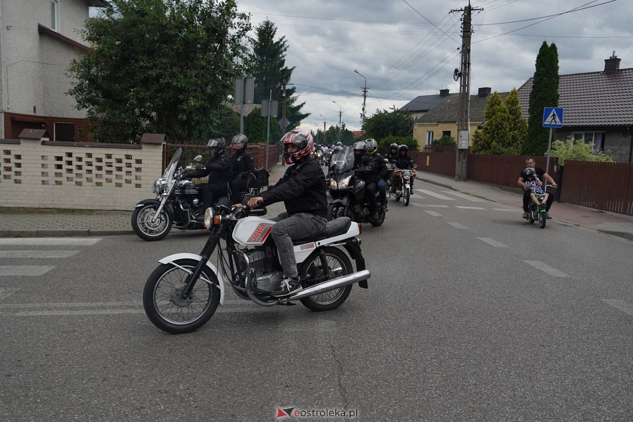 Oldtimer 2025: Parada zabytkowych pojazdów ulicami Rzekunia [29.06.2025] - zdjęcie #39 - eOstroleka.pl