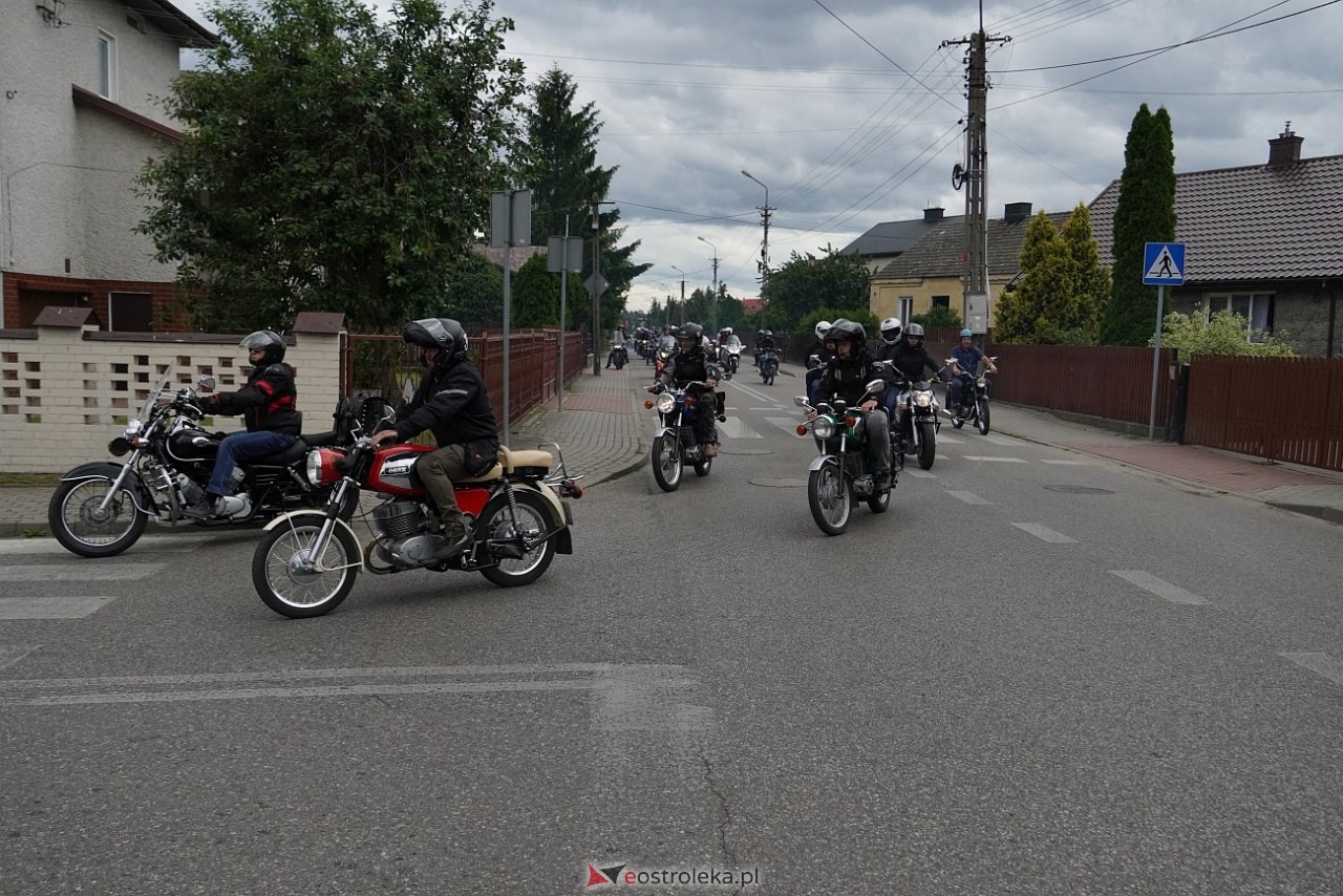 Oldtimer 2025: Parada zabytkowych pojazdów ulicami Rzekunia [29.06.2025] - zdjęcie #37 - eOstroleka.pl