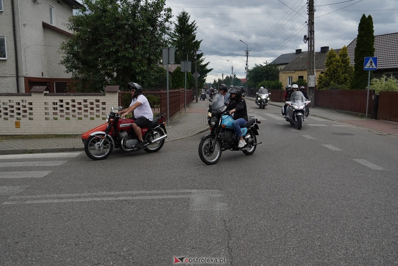 Oldtimer 2025: Parada zabytkowych pojazdów ulicami Rzekunia [29.06.2025] - zdjęcie #31 - eOstroleka.pl