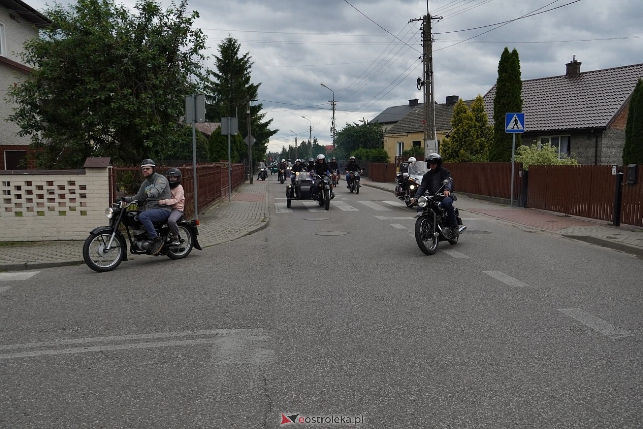 Oldtimer 2025: Parada zabytkowych pojazdów ulicami Rzekunia [29.06.2025] - zdjęcie #30 - eOstroleka.pl