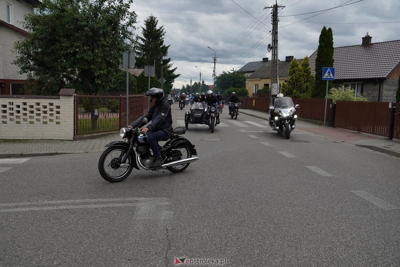 Oldtimer 2025: Parada zabytkowych pojazdów ulicami Rzekunia [29.06.2025] - zdjęcie #29 - eOstroleka.pl