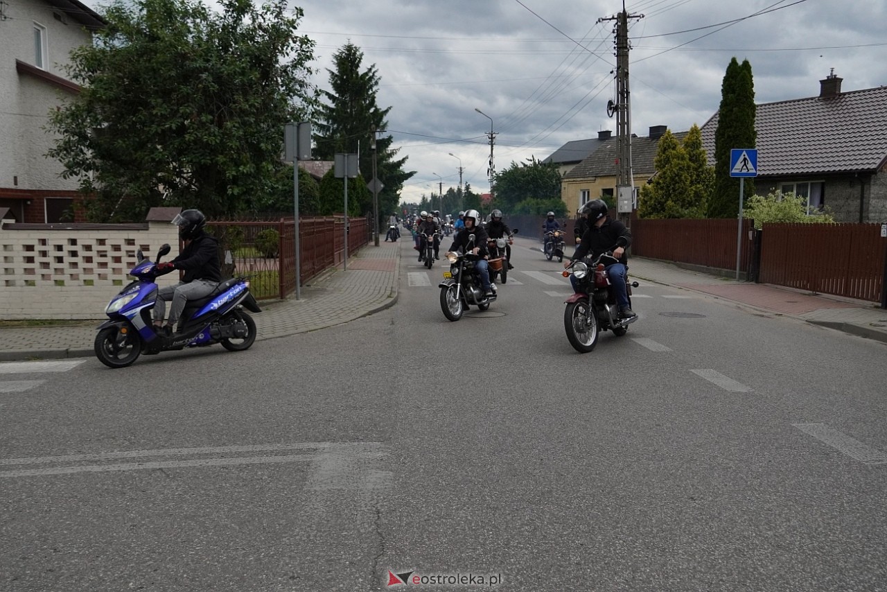 Oldtimer 2025: Parada zabytkowych pojazdów ulicami Rzekunia [29.06.2025] - zdjęcie #28 - eOstroleka.pl