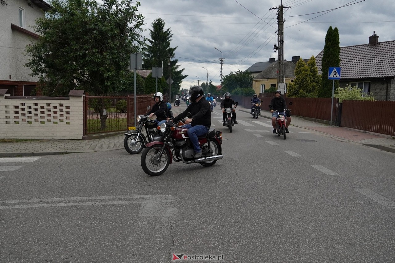 Oldtimer 2025: Parada zabytkowych pojazdów ulicami Rzekunia [29.06.2025] - zdjęcie #27 - eOstroleka.pl