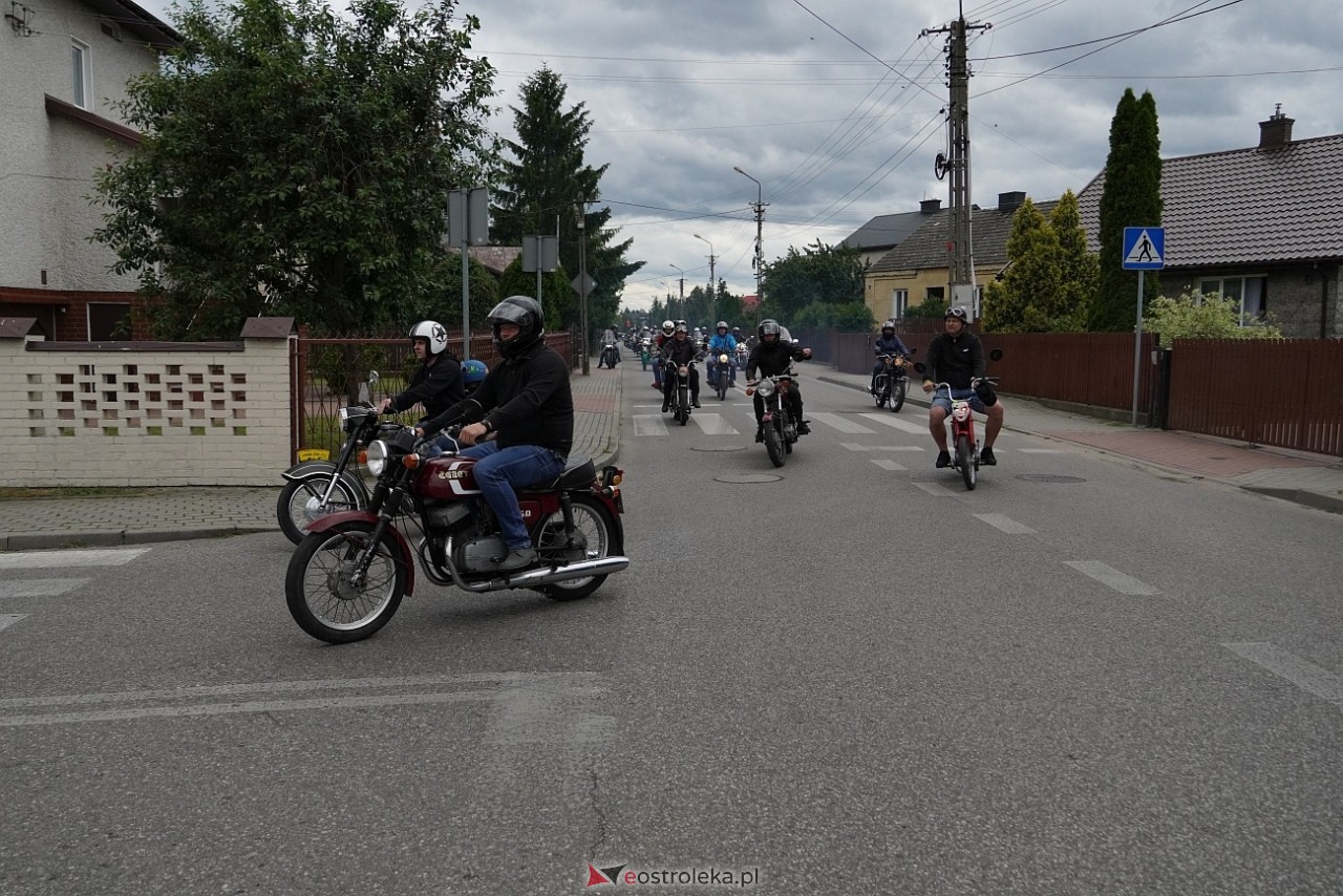 Oldtimer 2025: Parada zabytkowych pojazdów ulicami Rzekunia [29.06.2025] - zdjęcie #26 - eOstroleka.pl