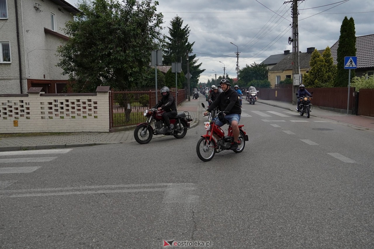 Oldtimer 2025: Parada zabytkowych pojazdów ulicami Rzekunia [29.06.2025] - zdjęcie #25 - eOstroleka.pl