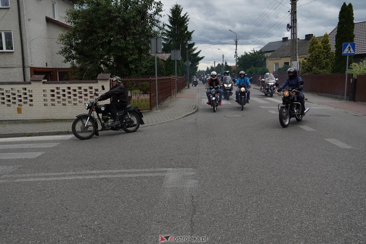 Oldtimer 2025: Parada zabytkowych pojazdów ulicami Rzekunia [29.06.2025] - zdjęcie #24 - eOstroleka.pl