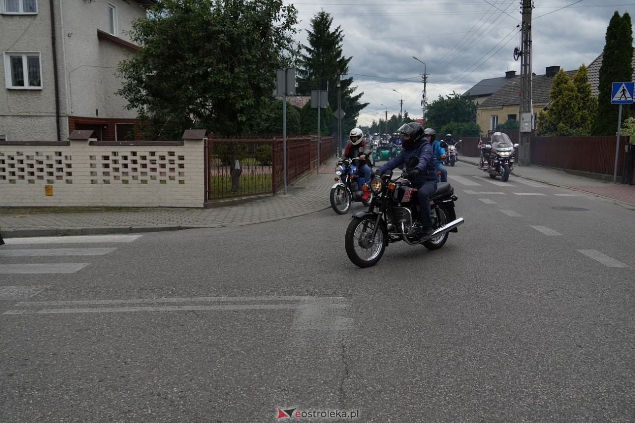 Oldtimer 2025: Parada zabytkowych pojazdów ulicami Rzekunia [29.06.2025] - zdjęcie #23 - eOstroleka.pl