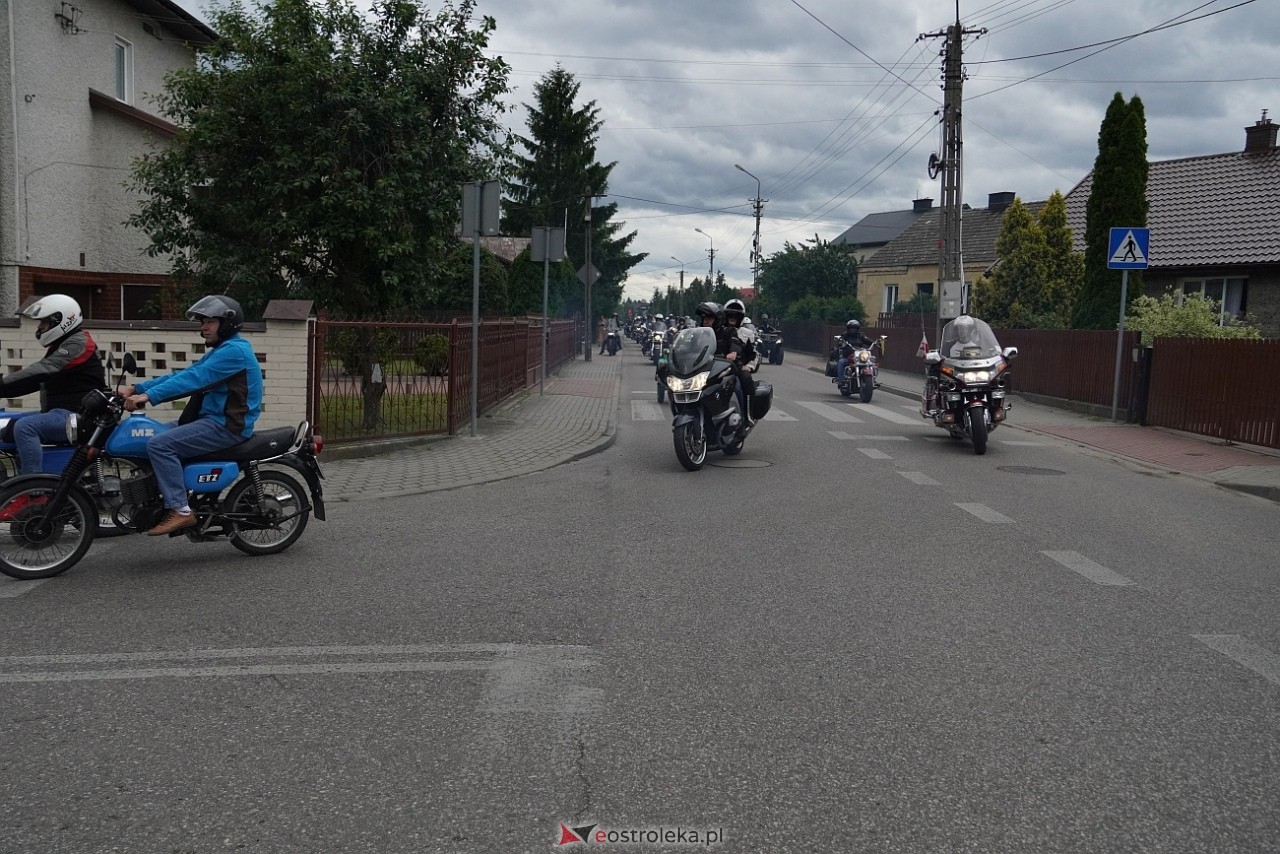 Oldtimer 2025: Parada zabytkowych pojazdów ulicami Rzekunia [29.06.2025] - zdjęcie #21 - eOstroleka.pl