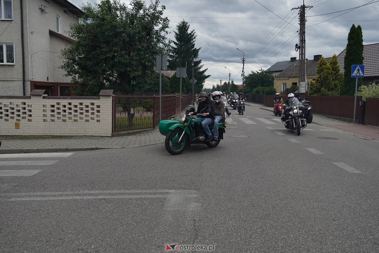 Oldtimer 2025: Parada zabytkowych pojazdów ulicami Rzekunia [29.06.2025] - zdjęcie #17 - eOstroleka.pl