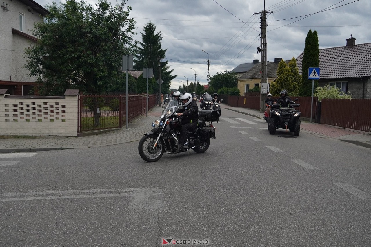 Oldtimer 2025: Parada zabytkowych pojazdów ulicami Rzekunia [29.06.2025] - zdjęcie #16 - eOstroleka.pl