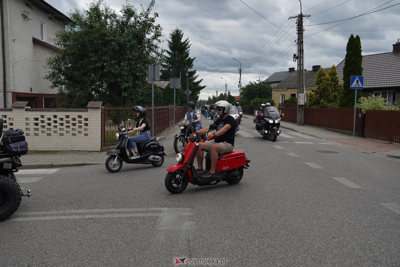 Oldtimer 2025: Parada zabytkowych pojazdów ulicami Rzekunia [29.06.2025] - zdjęcie #13 - eOstroleka.pl