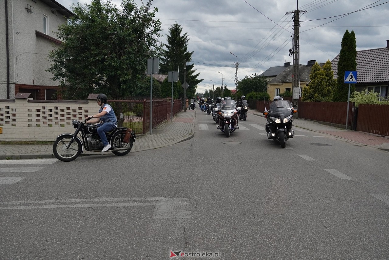 Oldtimer 2025: Parada zabytkowych pojazdów ulicami Rzekunia [29.06.2025] - zdjęcie #12 - eOstroleka.pl