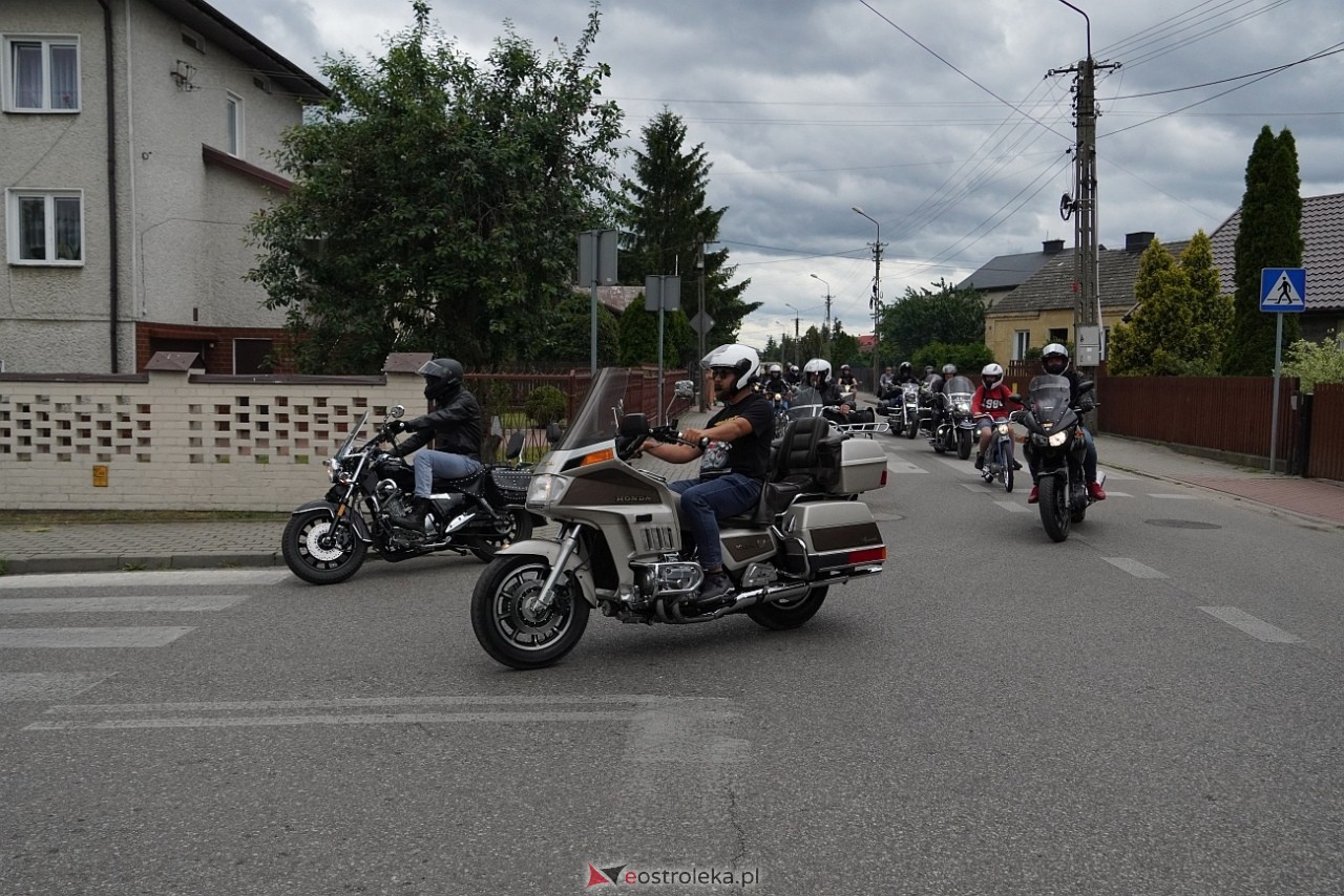 Oldtimer 2025: Parada zabytkowych pojazdów ulicami Rzekunia [29.06.2025] - zdjęcie #10 - eOstroleka.pl