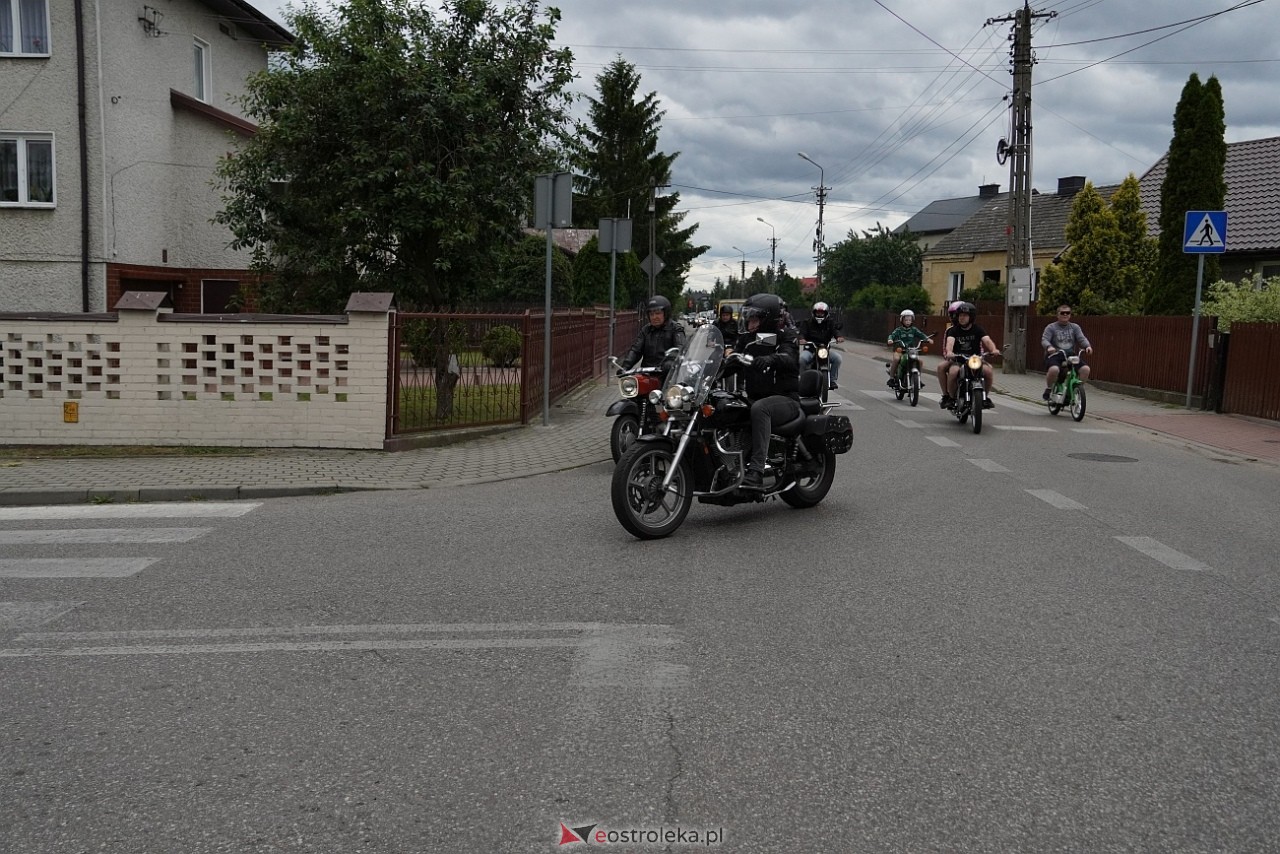 Oldtimer 2025: Parada zabytkowych pojazdów ulicami Rzekunia [29.06.2025] - zdjęcie #7 - eOstroleka.pl