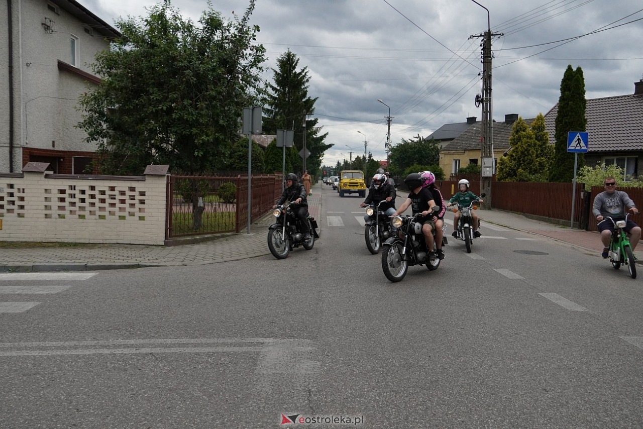 Oldtimer 2025: Parada zabytkowych pojazdów ulicami Rzekunia [29.06.2025] - zdjęcie #6 - eOstroleka.pl