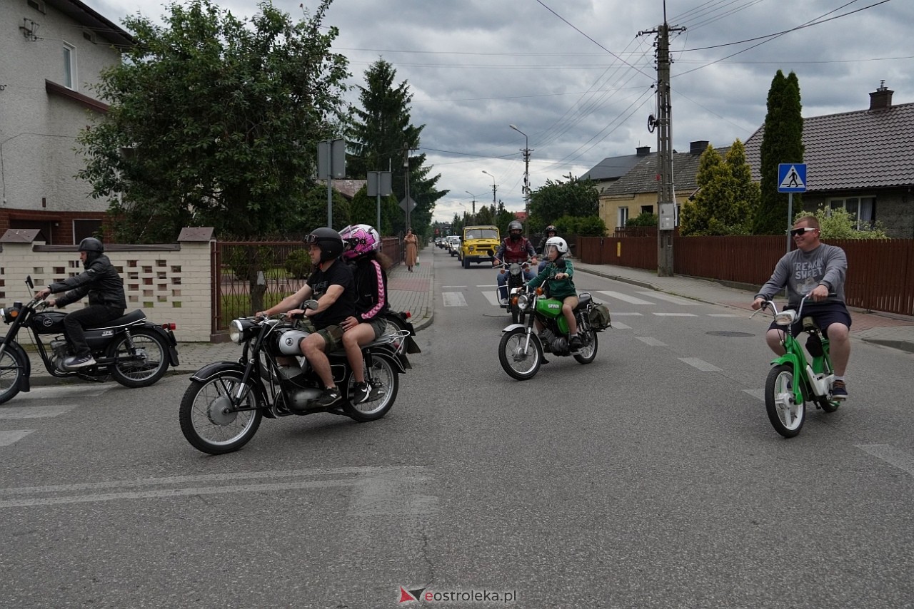 Oldtimer 2025: Parada zabytkowych pojazdów ulicami Rzekunia [29.06.2025] - zdjęcie #5 - eOstroleka.pl