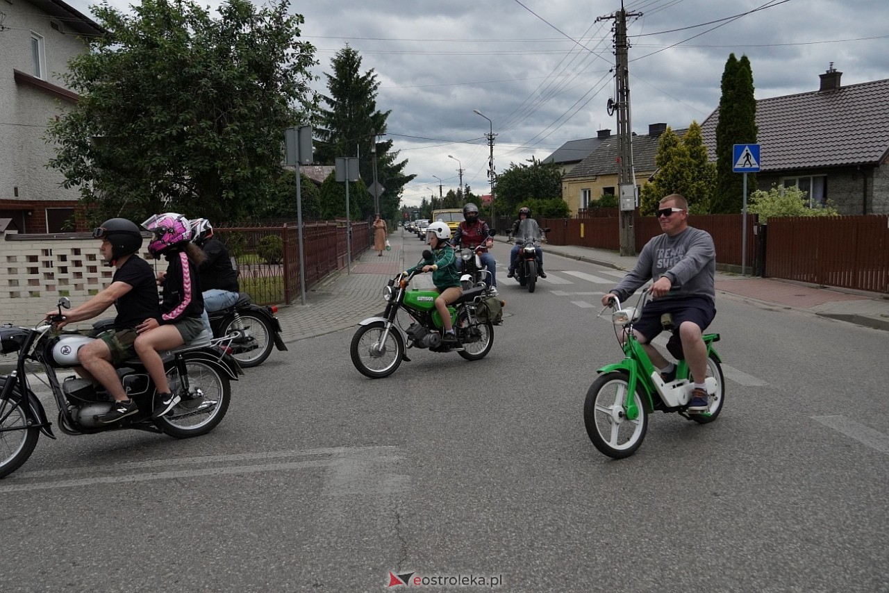 Oldtimer 2025: Parada zabytkowych pojazdów ulicami Rzekunia [29.06.2025] - zdjęcie #4 - eOstroleka.pl