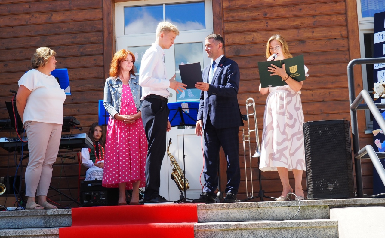 Uczniowie docenieni za wyjątkowe osiągnięcia – gala nagród wójta Gminy Olszewo-Borki [26.06.2025] - zdjęcie #28 - eOstroleka.pl