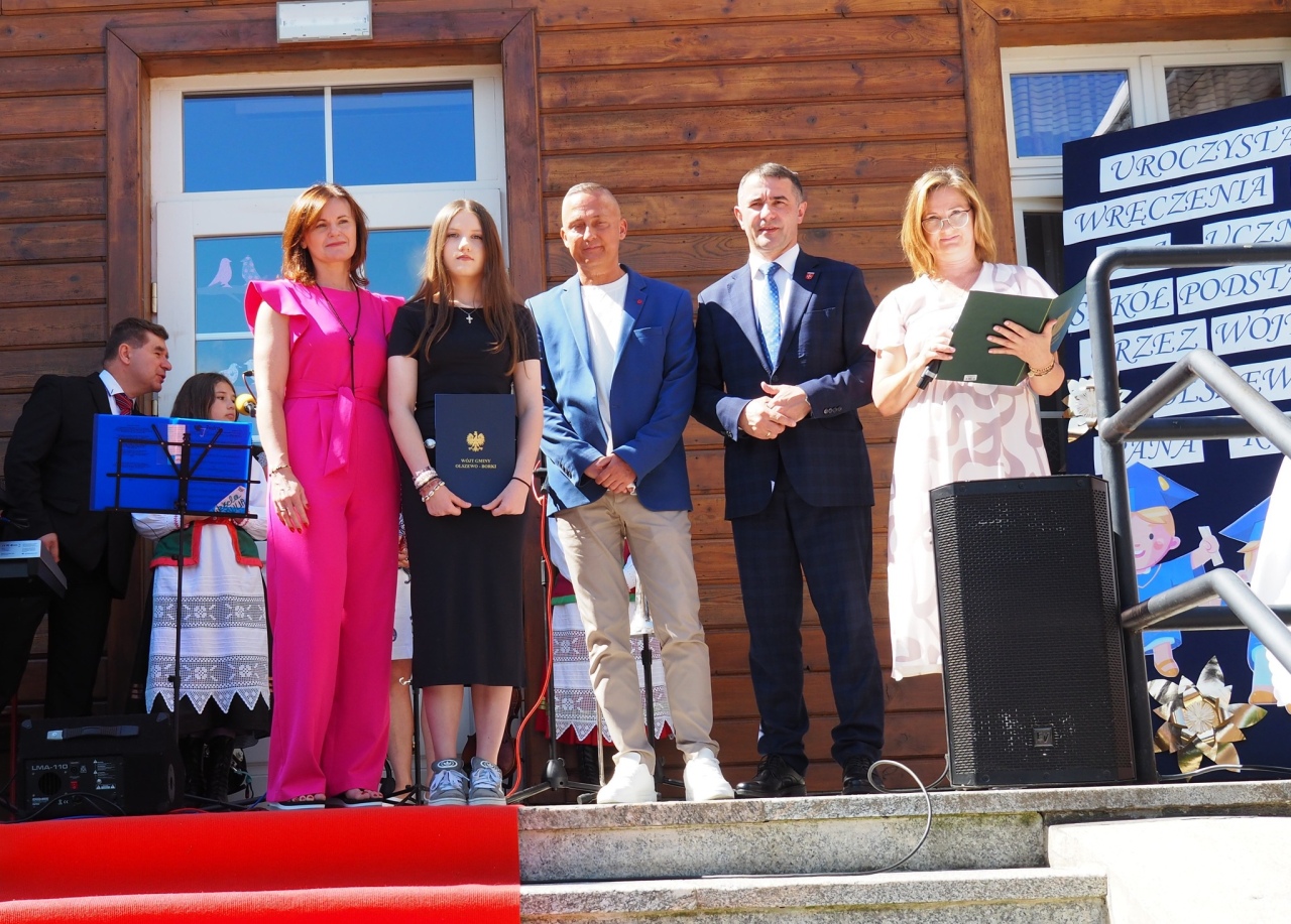 Uczniowie docenieni za wyjątkowe osiągnięcia – gala nagród wójta Gminy Olszewo-Borki [26.06.2025] - zdjęcie #16 - eOstroleka.pl
