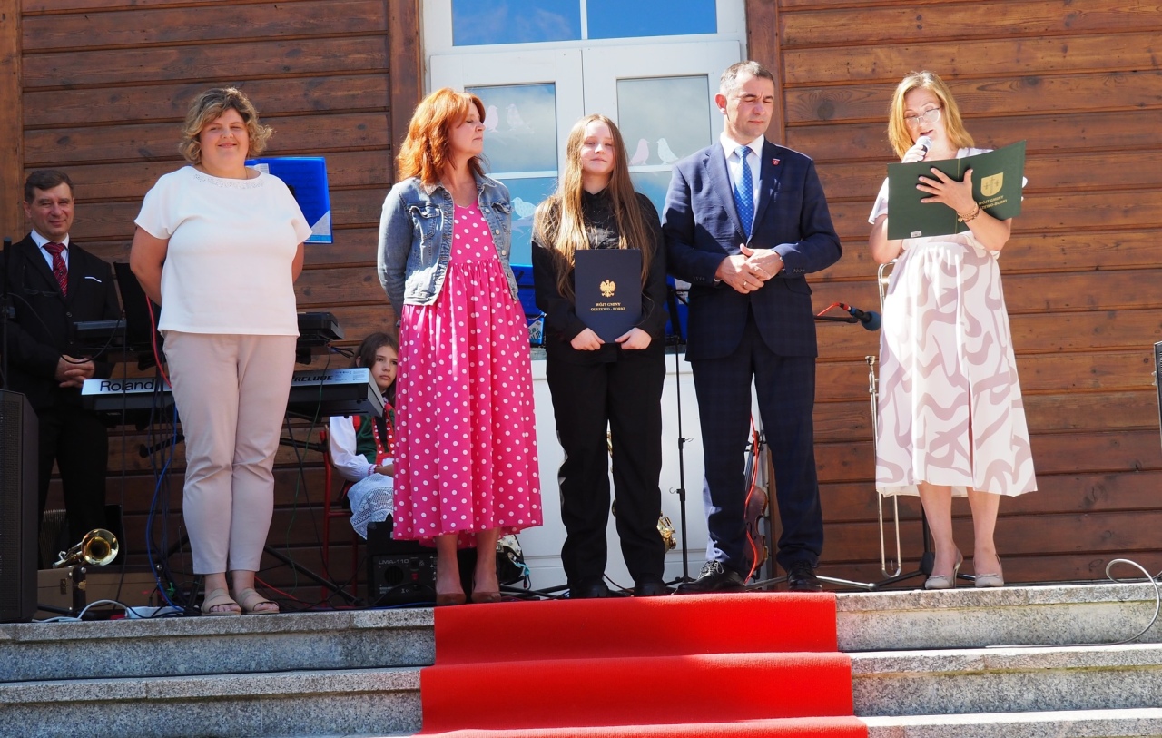 Uczniowie docenieni za wyjątkowe osiągnięcia – gala nagród wójta Gminy Olszewo-Borki [26.06.2025] - zdjęcie #7 - eOstroleka.pl