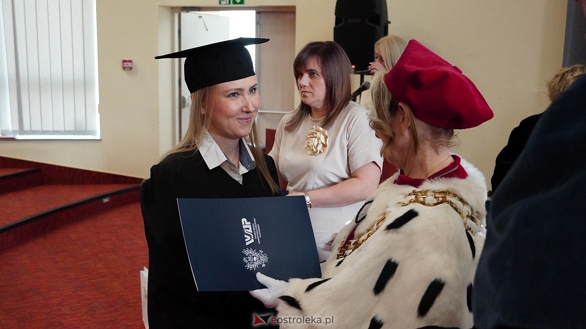 Rozdanie dyplomów absolwentom WSAP z rocznika 2024/25 [04.07.2025] - zdjęcie #16 - eOstroleka.pl