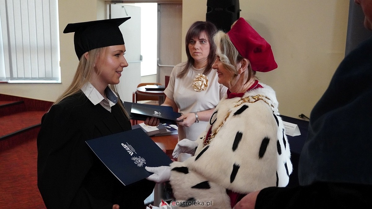 Rozdanie dyplomów absolwentom WSAP z rocznika 2024/25 [04.07.2025] - zdjęcie #15 - eOstroleka.pl