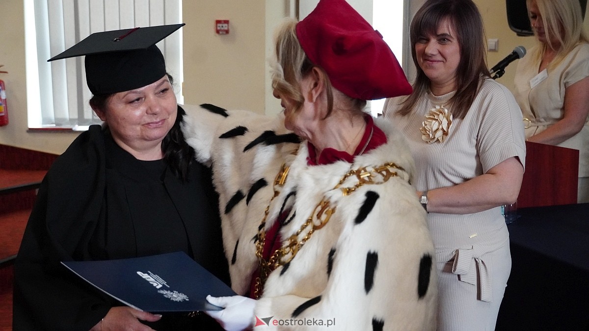 Rozdanie dyplomów absolwentom WSAP z rocznika 2024/25 [04.07.2025] - zdjęcie #12 - eOstroleka.pl