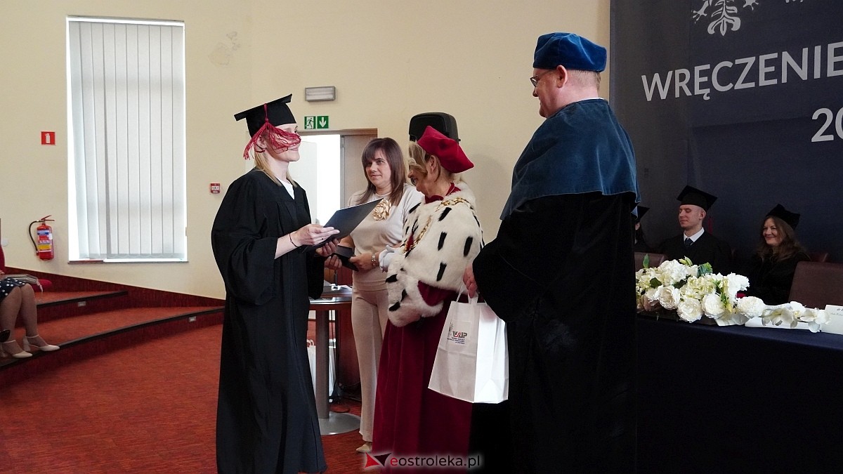 Rozdanie dyplomów absolwentom WSAP z rocznika 2024/25 [04.07.2025] - zdjęcie #9 - eOstroleka.pl
