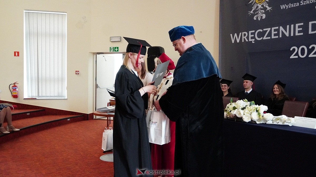 Rozdanie dyplomów absolwentom WSAP z rocznika 2024/25 [04.07.2025] - zdjęcie #8 - eOstroleka.pl