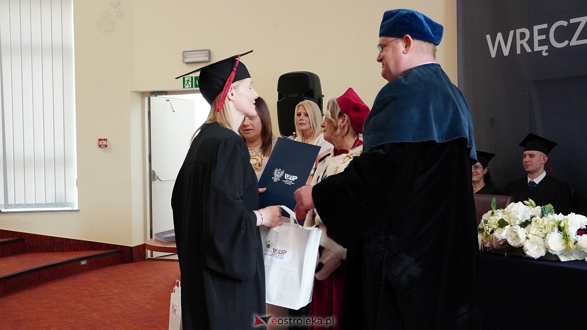 Rozdanie dyplomów absolwentom WSAP z rocznika 2024/25 [04.07.2025] - zdjęcie #7 - eOstroleka.pl