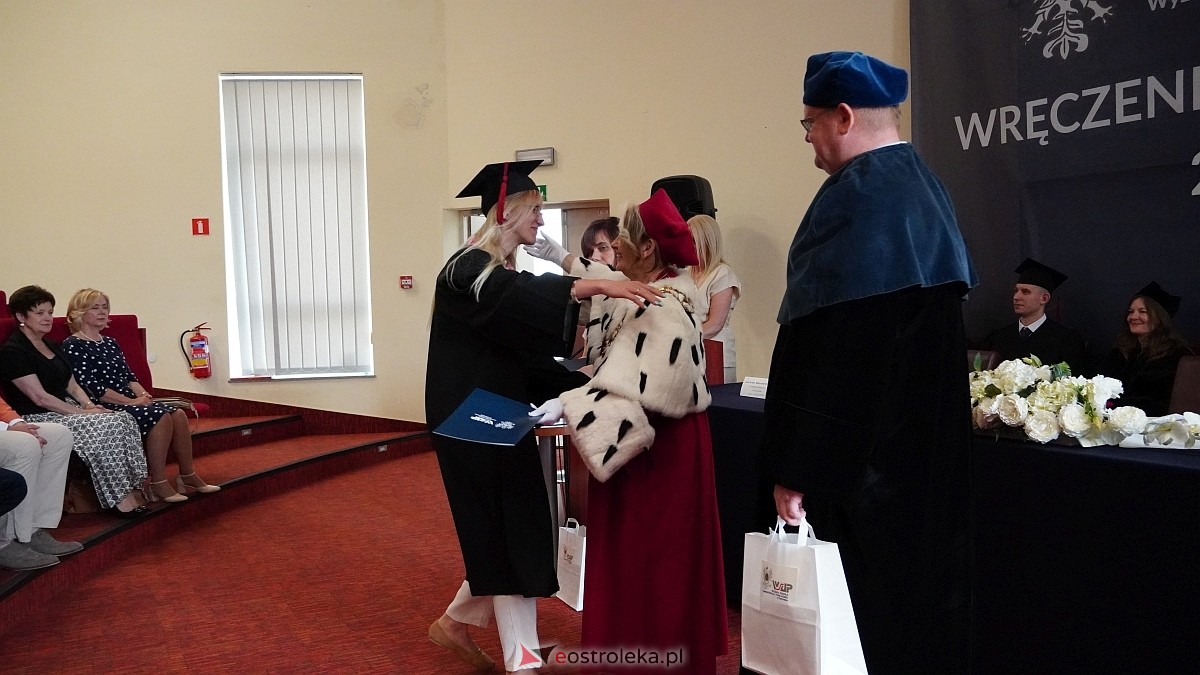 Rozdanie dyplomów absolwentom WSAP z rocznika 2024/25 [04.07.2025] - zdjęcie #6 - eOstroleka.pl