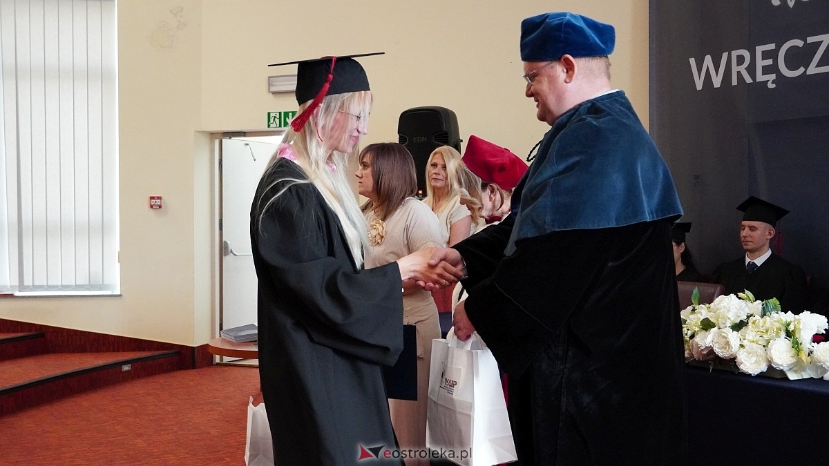 Rozdanie dyplomów absolwentom WSAP z rocznika 2024/25 [04.07.2025] - zdjęcie #4 - eOstroleka.pl