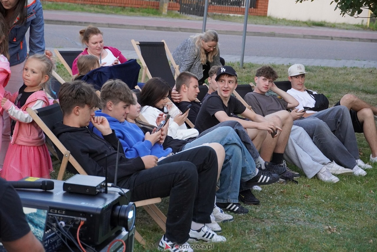 Letnie Kino Plenerowe w Olszewie-Borkach „Emma i czarny jaguar” [4.07.2025] - zdjęcie #26 - eOstroleka.pl