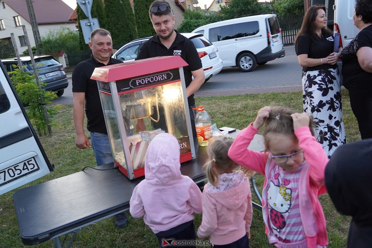 Letnie Kino Plenerowe w Olszewie-Borkach „Emma i czarny jaguar” [4.07.2025] - zdjęcie #25 - eOstroleka.pl