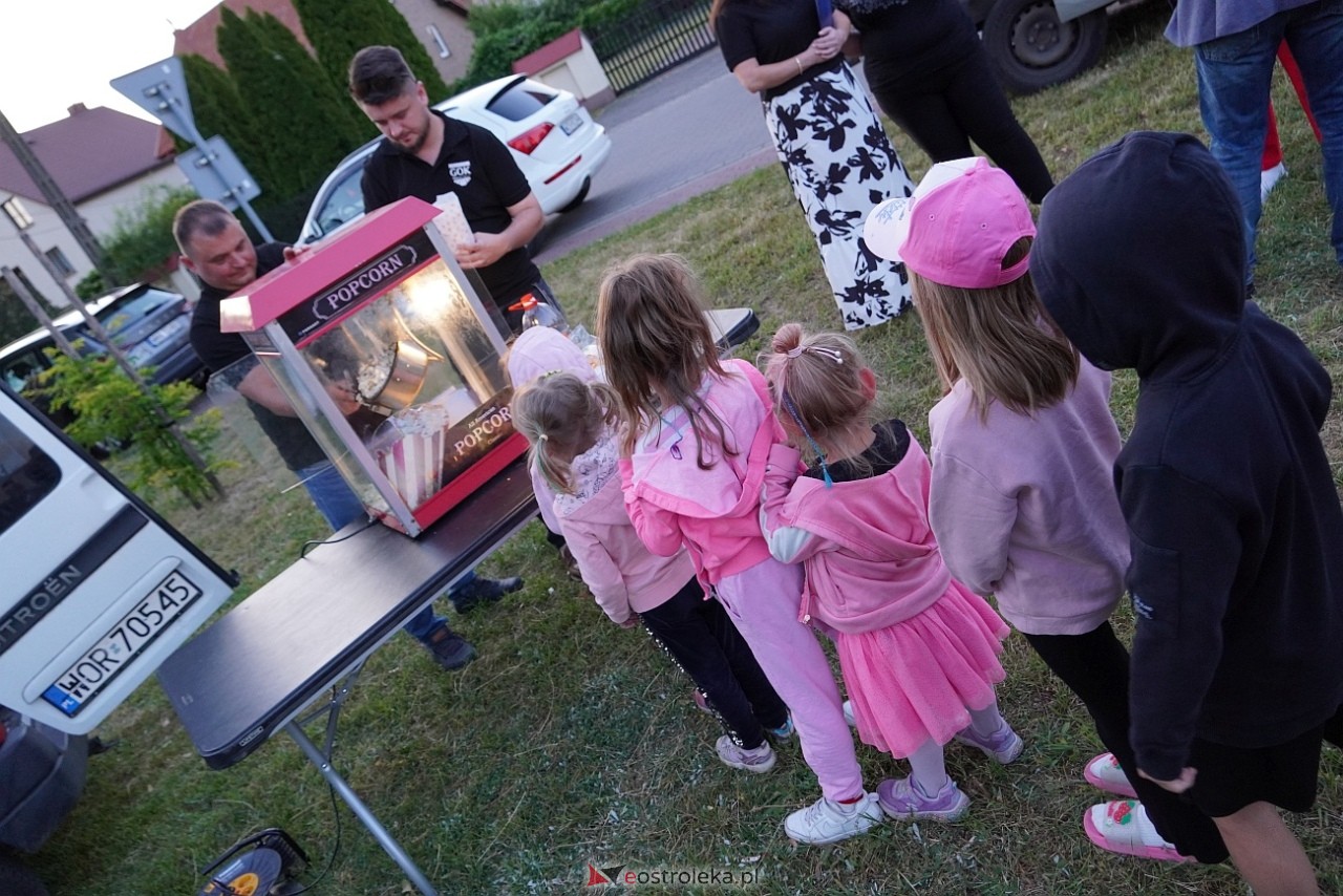Letnie Kino Plenerowe w Olszewie-Borkach „Emma i czarny jaguar” [4.07.2025] - zdjęcie #24 - eOstroleka.pl