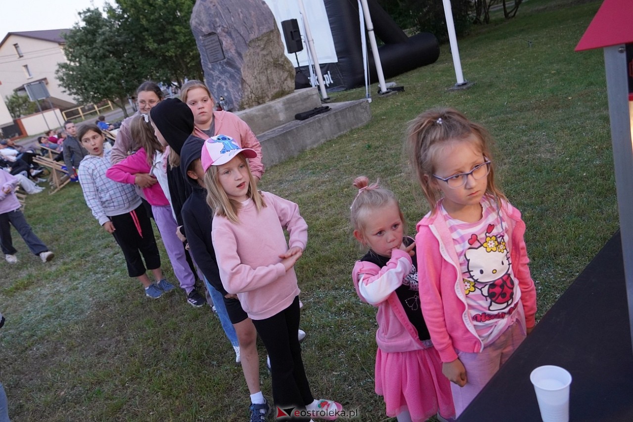 Letnie Kino Plenerowe w Olszewie-Borkach „Emma i czarny jaguar” [4.07.2025] - zdjęcie #21 - eOstroleka.pl